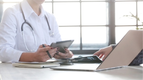 Image of Doctor giving a consultation 醫生正在會診相片