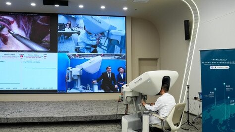 中大成功利用自家研發的腹腔鏡機械人完成橫跨歐亞三地20,000公里遙距手術 彰顯香港突破地域界限 匯聚國際知名醫學專家為全球病患提供頂尖手術服務的關鍵角色