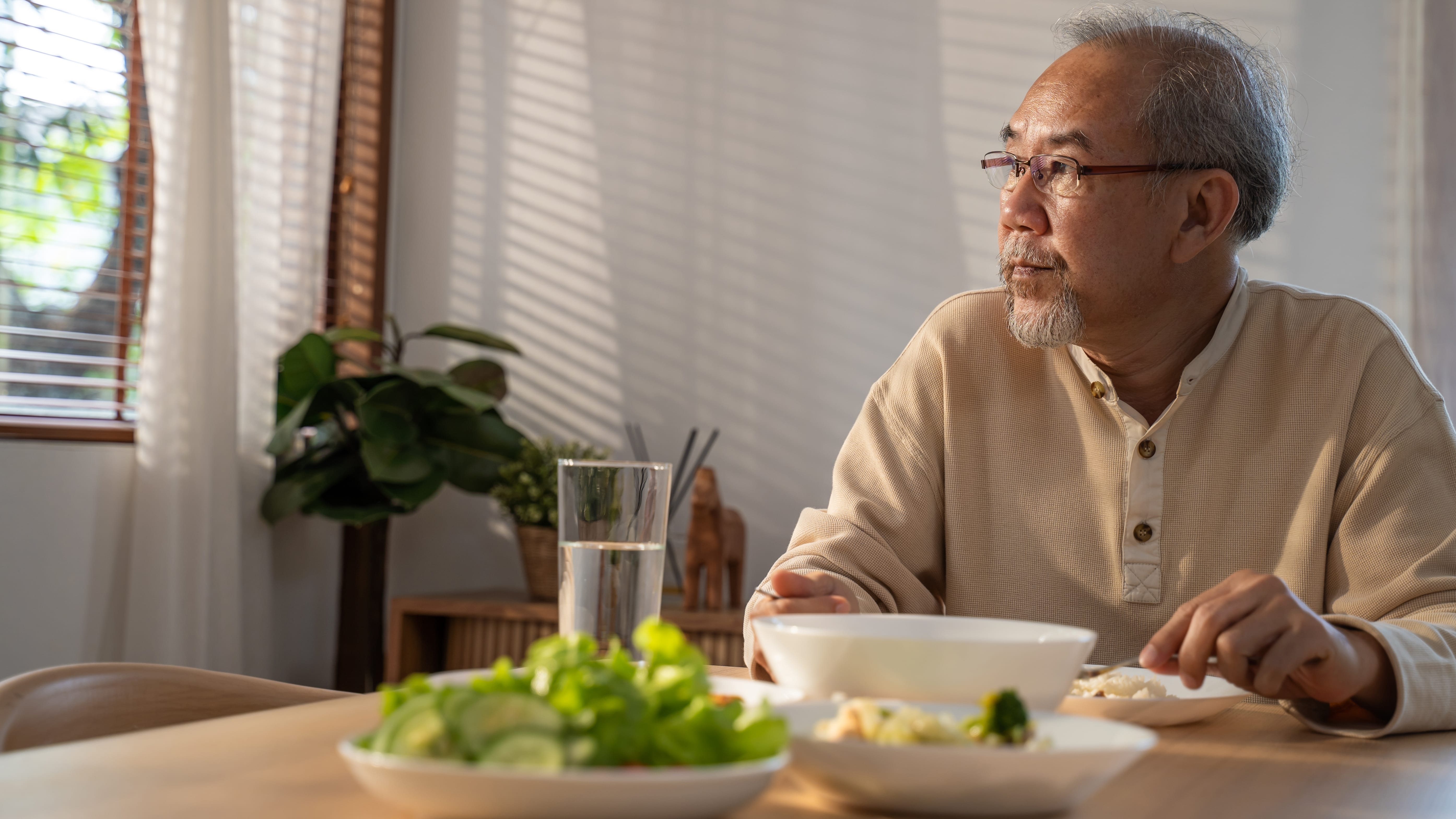 長者於餐桌休息的相片