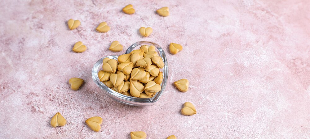 枱上散佈心形物件圖片