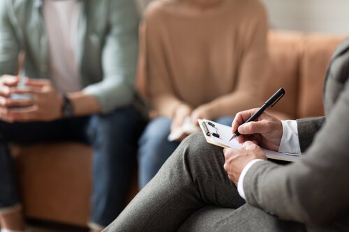 夫婦與醫生對話圖片