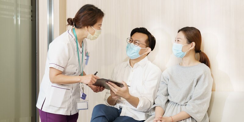 夫婦與護士對話圖片