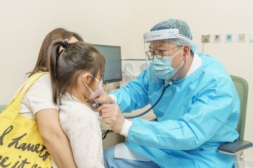 醫生為病人檢查的相片