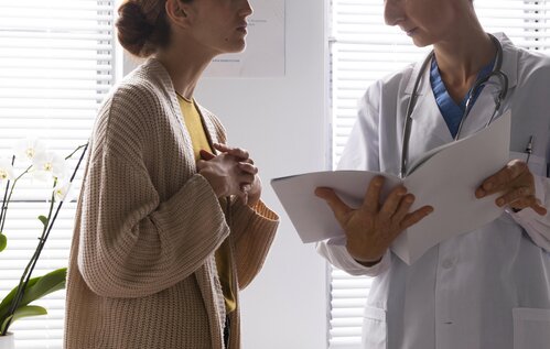 醫生和病人對話的圖片