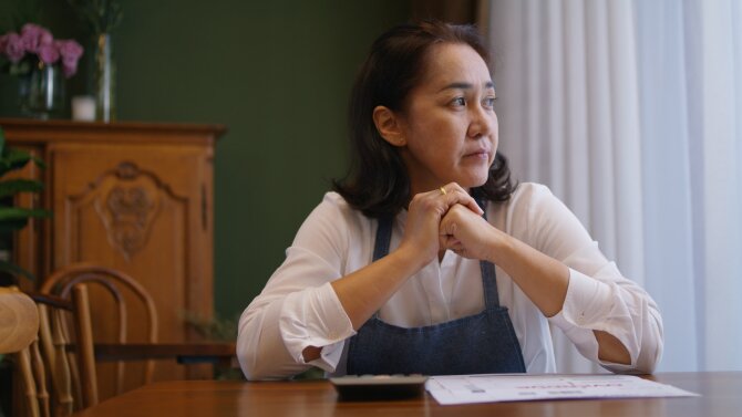 一位表現擔憂的女士的圖片