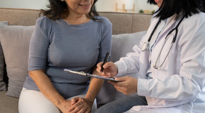 醫生和病人對話的圖片