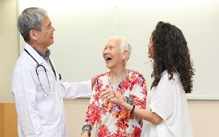 醫生與病人及家屬對話相片