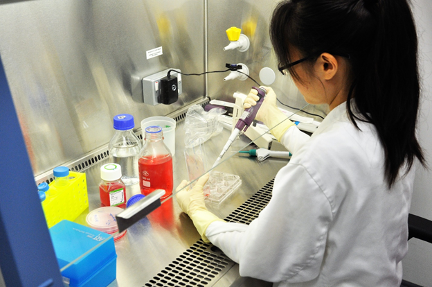 技術人員進行糞便鈣衞蛋白測試程序相片