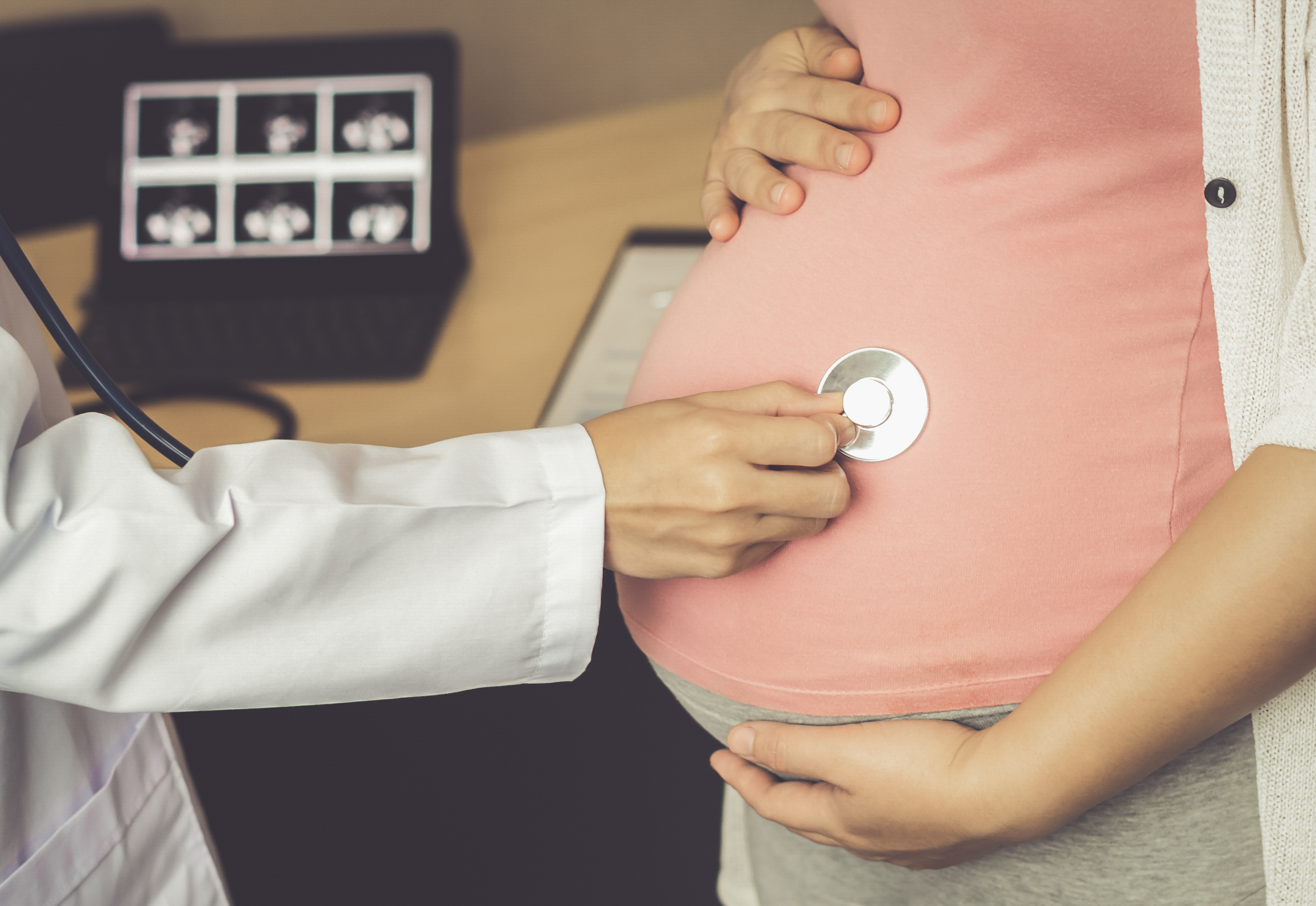 Image of Doctor with patients